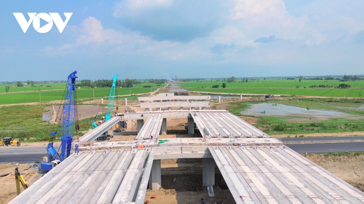 Đẩy nhanh tiến độ trên công trường cao tốc miền Tây